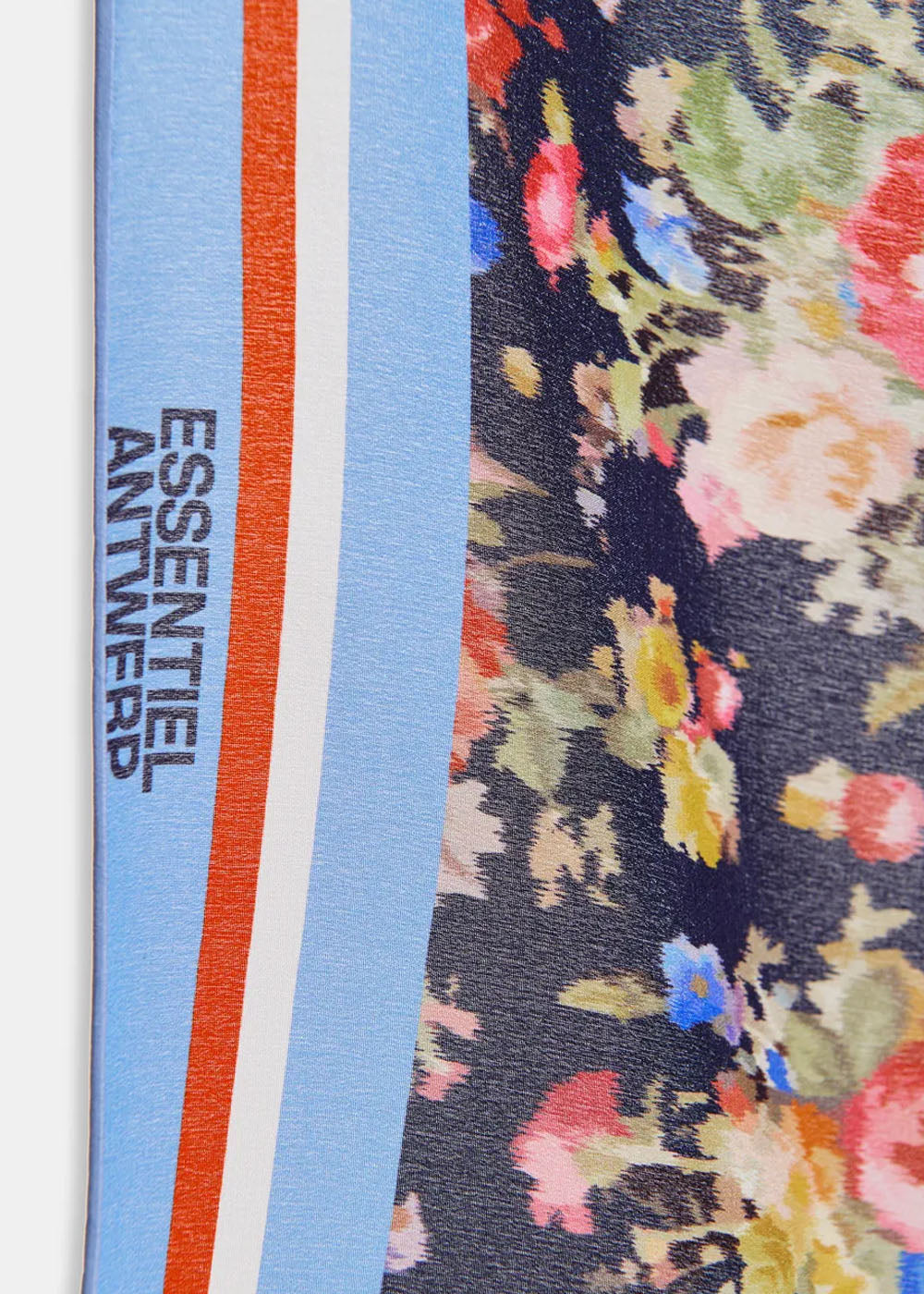 Foulard Essentiel Antwerp Jungle Square Printed marine et fleurs multicolores, vue 4 – foulard femme | Ann Tuil
