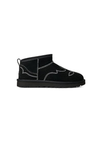 Boots UGG Classic Ultra Mini Western en velours noir, vue de profil | Ann Tuil