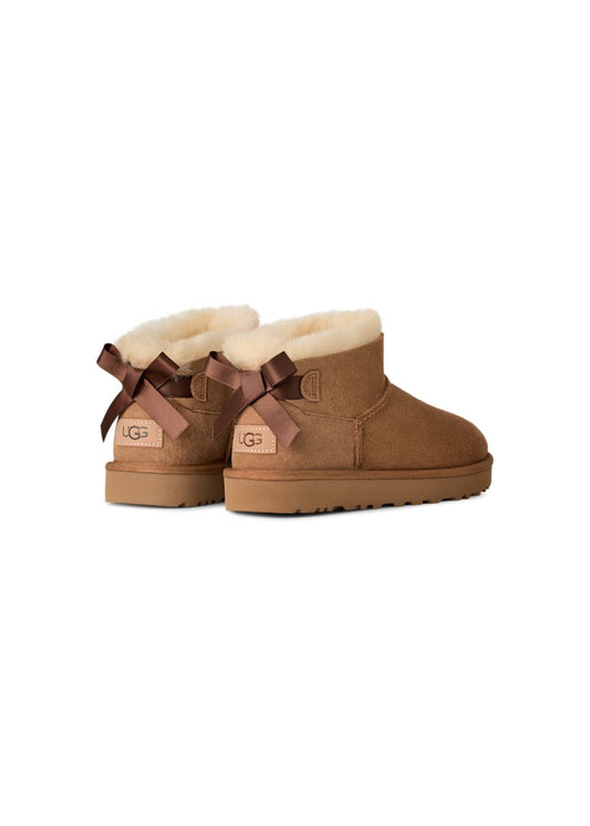 Boots UGG Ultra Mini Bailey Bow en velours camel, vue de profil | Ann Tuil