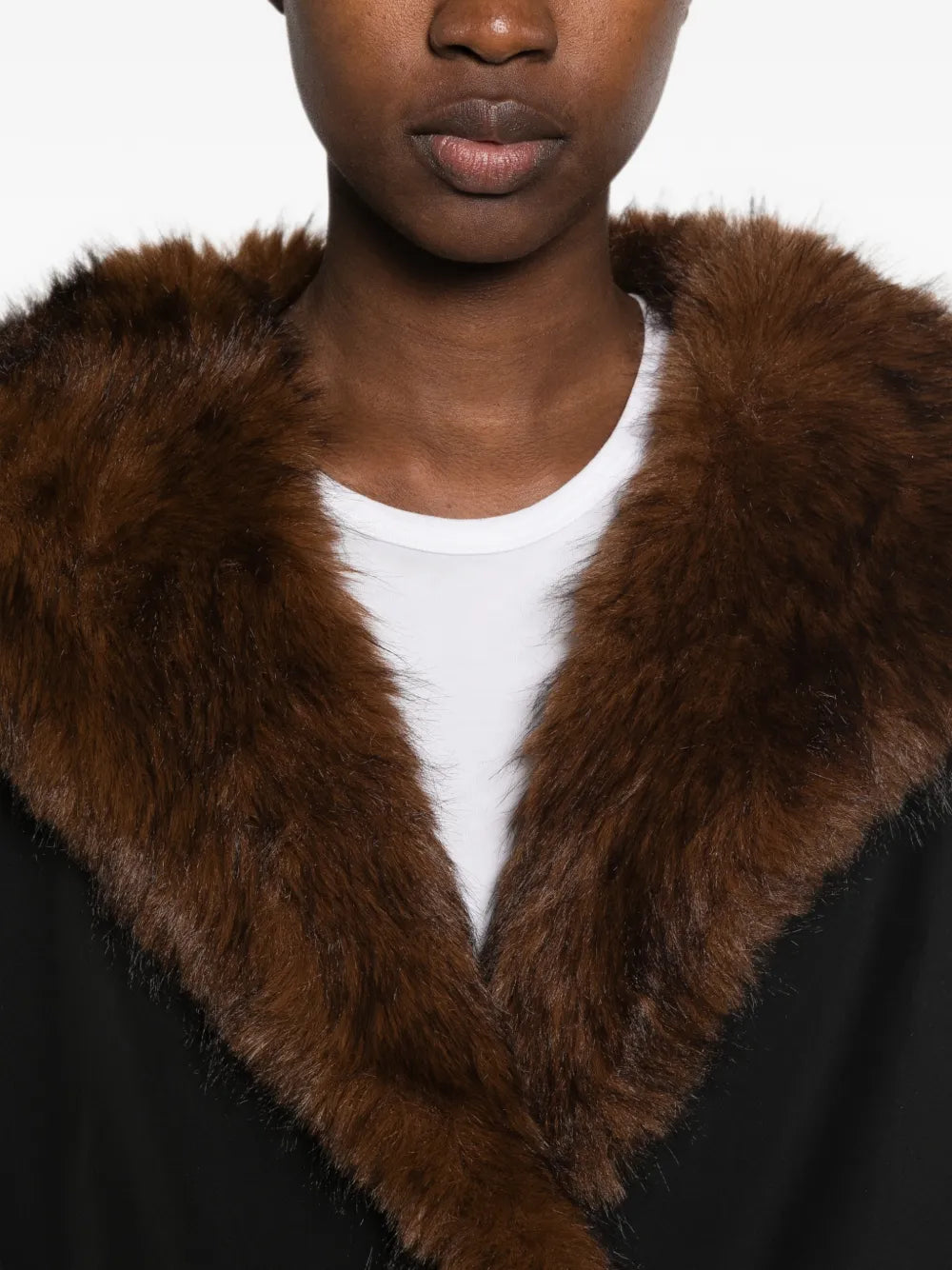 Veste Eleh noire à capuche bordée de fourrure artificielle
