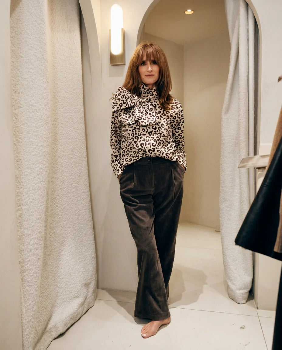Look À ton âge quand même : chemise léopard à col lavallière et pantalon en velours côtelé brun, Ann Tuil