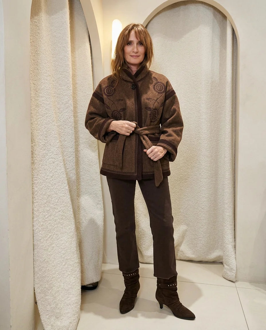 Look À ton âge quand même : veste en laine brune brodée et ceinturée, pantalon droit chocolat et bottines en daim marron, Ann Tuil