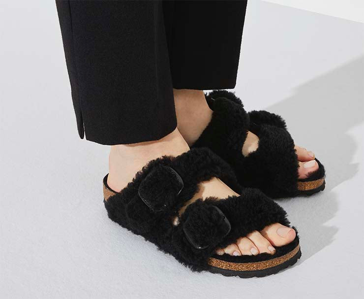 Mules Birkenstock Arizona Big Buckle Shearling en mouton noir, vue 5 – mules fourrées femme | Ann Tuil