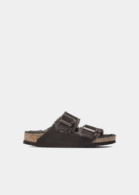 Mules Birkenstock Arizona Shearling en nubuck et fourrure marron, vue de profil – mules fourrées femme | Ann Tuil