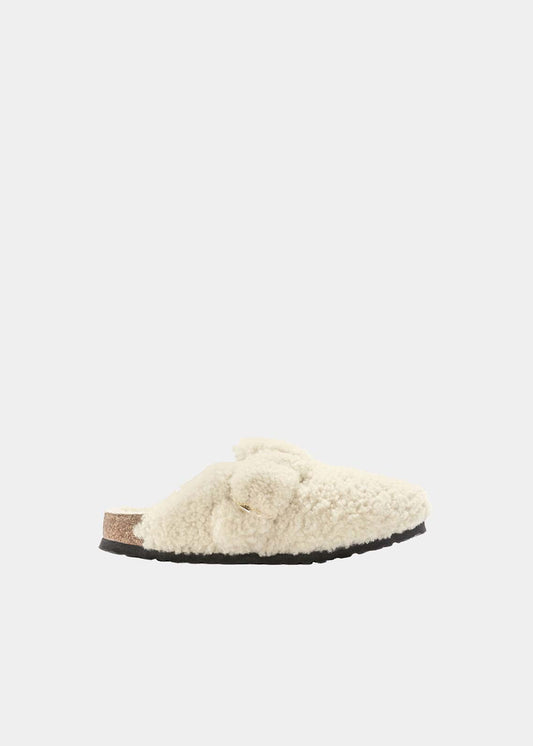 Sabots Birkenstock Boston BB Shearling Teddy Eggshell en mouton ecru, vue de profil – sabots fourrés femme | Ann Tuil