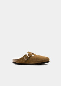 Sabots Birkenstock Boston Shearling en nubuck et fourrure camel, vue de profil – sabots fourrés femme | Ann Tuil