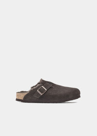 Sabots Birkenstock Boston Shearling en nubuck et fourrure mocca, vue de profil – sabots fourrés femme | Ann Tuil