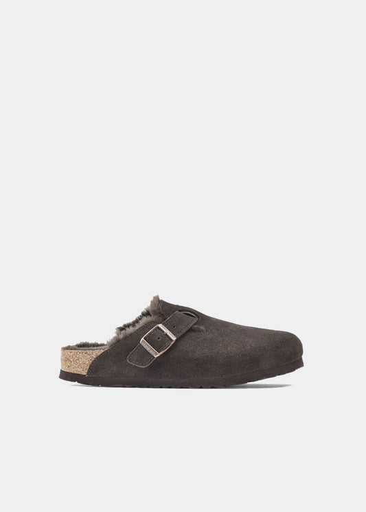 Sabots Birkenstock Boston Shearling en nubuck et fourrure mocca, vue de profil – sabots fourrés femme | Ann Tuil