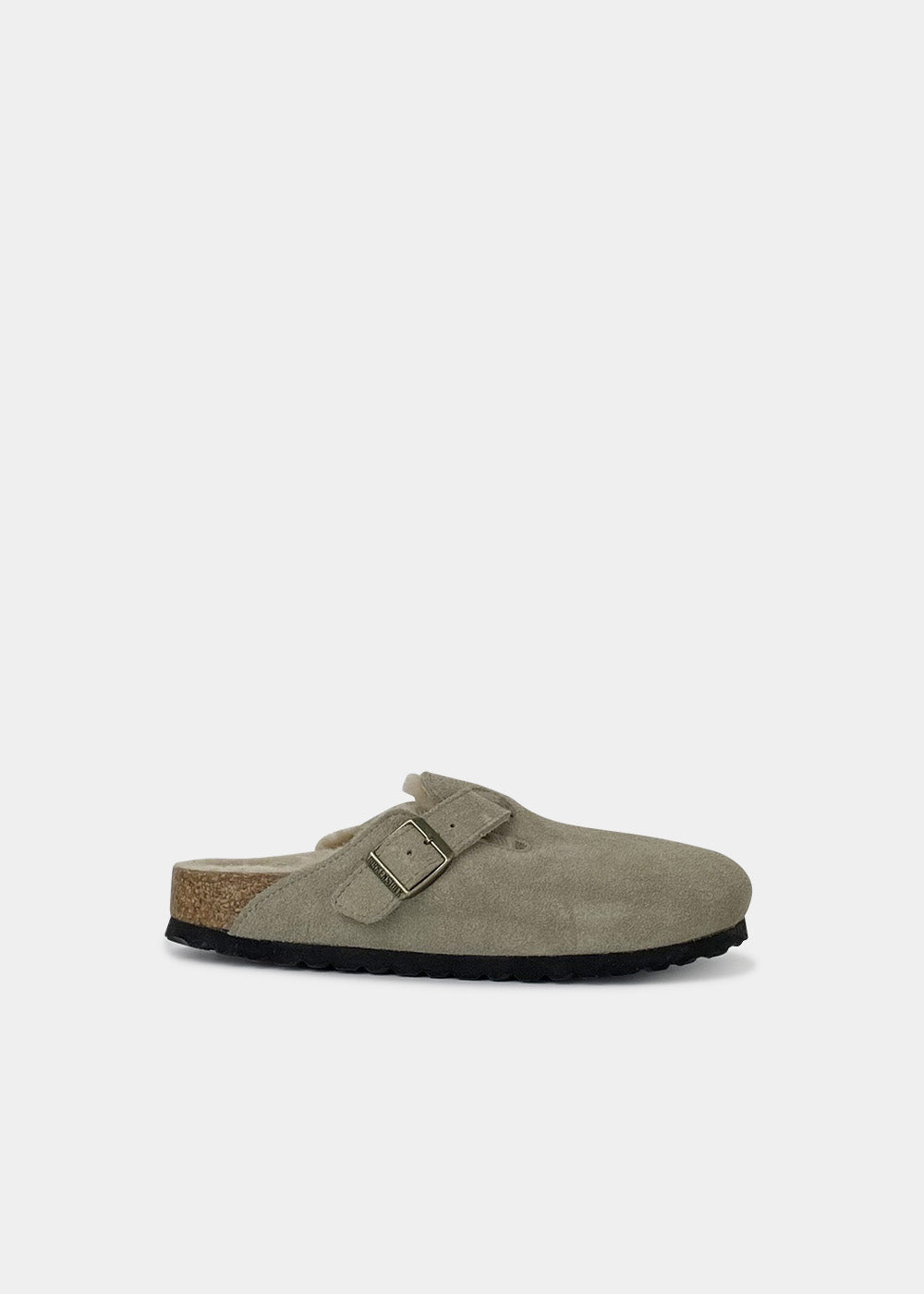 Sabots Birkenstock Boston Shearling en nubuck et fourrure taupe, vue de profil – sabots fourrés femme | Ann Tuil