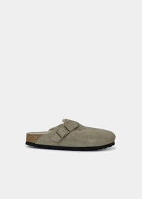 Sabots Birkenstock Boston Shearling en nubuck et fourrure taupe, vue de profil – sabots fourrés femme | Ann Tuil