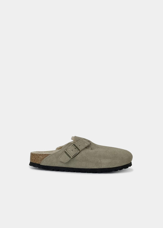 Sabots Birkenstock Boston Shearling en nubuck et fourrure taupe, vue de profil – sabots fourrés femme | Ann Tuil