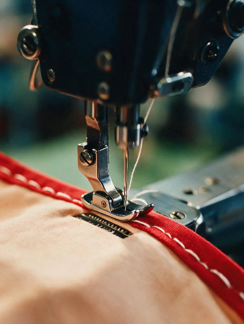 Piqûre à la machine du cuir, savoir-faire de fabrication des chaussures Ann Tuil