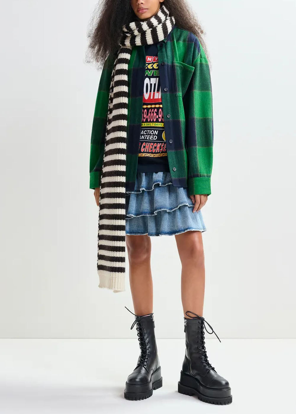 Echarpe Essentiel Antwerp Juny Striped Knit Scarf noir et écru, vue 1 – echarpe femme | Ann Tuil