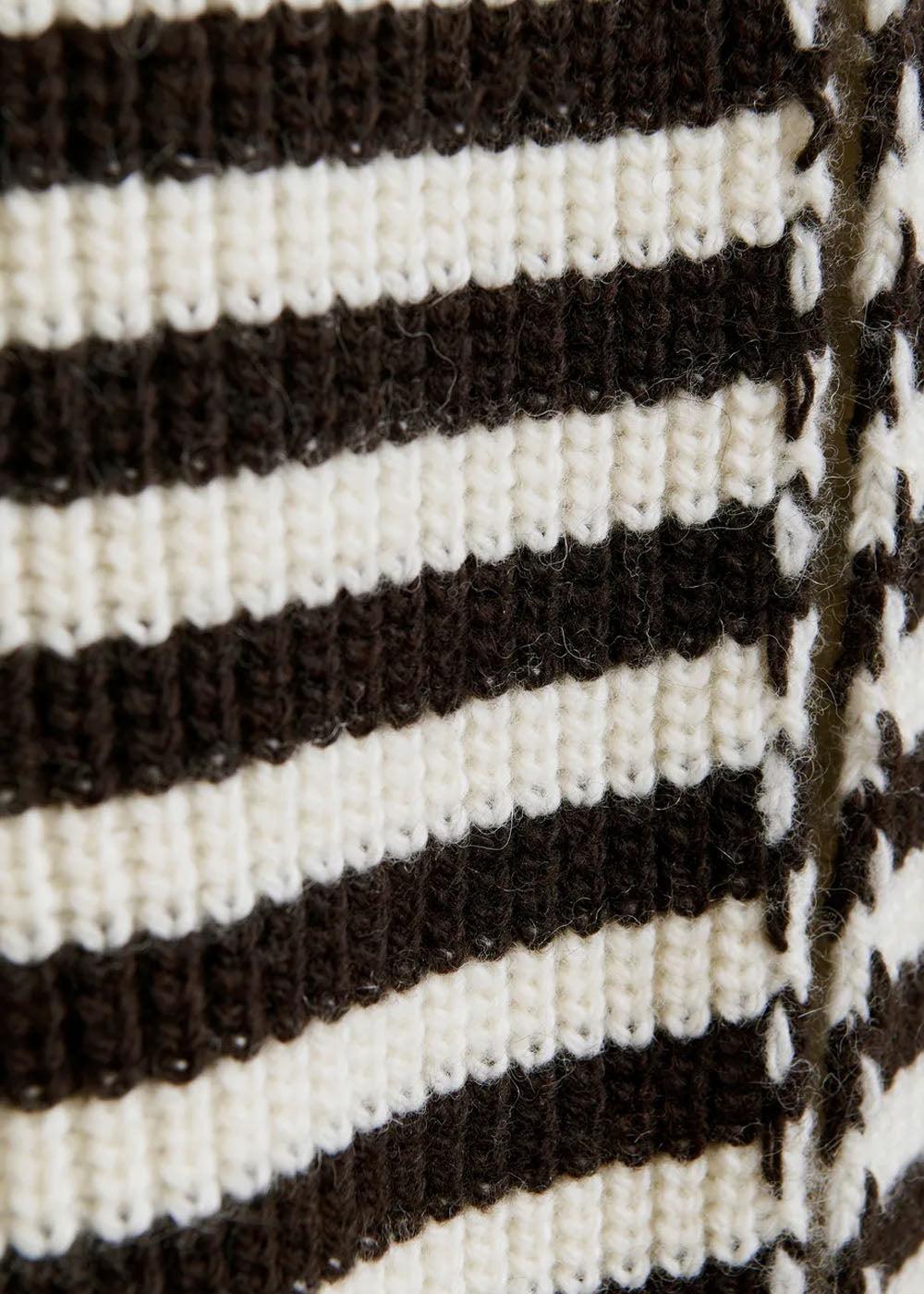 Echarpe Essentiel Antwerp Juny Striped Knit Scarf noir et écru, vue 3 – echarpe femme | Ann Tuil