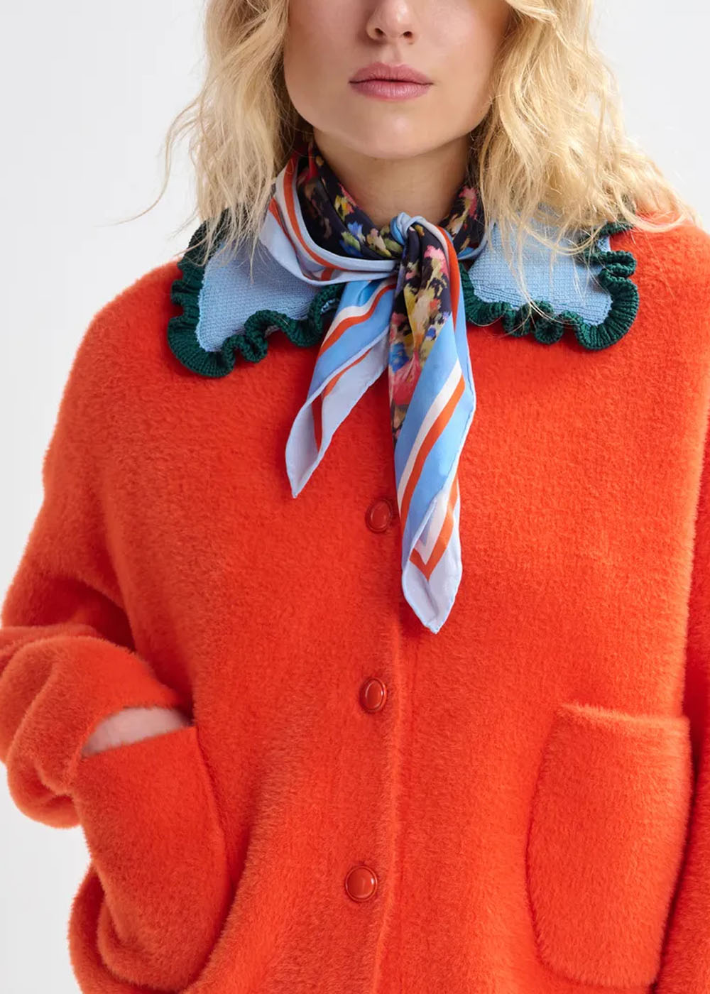 Foulard Essentiel Antwerp Jungle Square Printed marine et fleurs multicolores, vue 2 – foulard femme | Ann Tuil