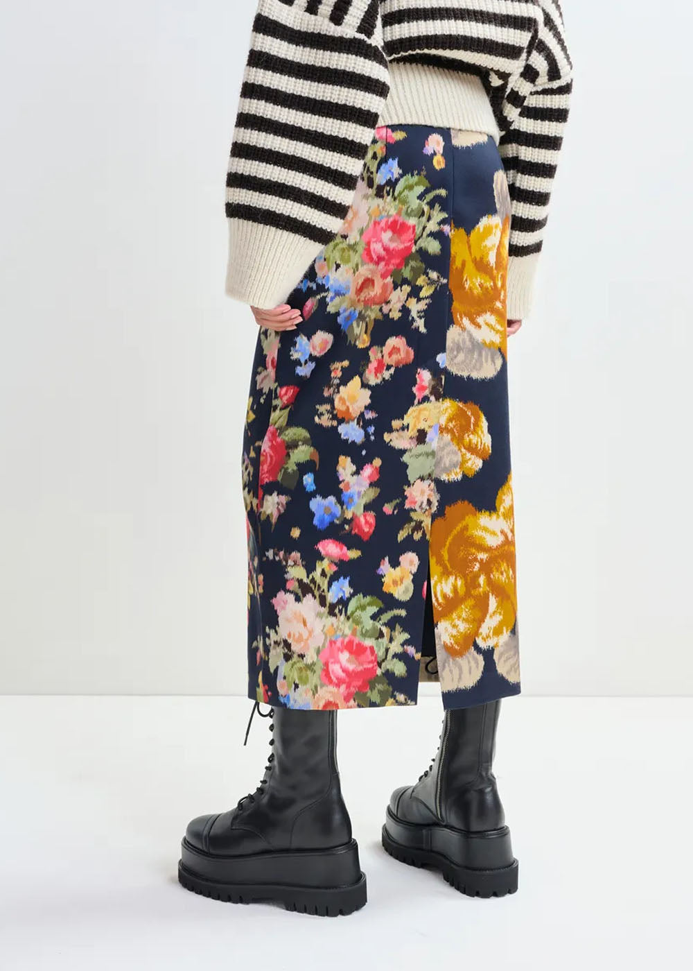 Jupe Essentiel Antwerp Jonsea Midilength Pencil Skirt marine et fleurs multicolores, vue 2 – jupe femme | Ann Tuil