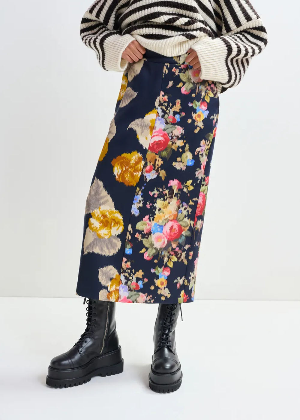 Jupe Essentiel Antwerp Jonsea Midilength Pencil Skirt marine et fleurs multicolores, vue 3 – jupe femme | Ann Tuil