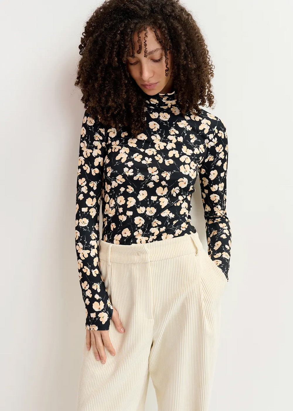 Pull Essentiel Antwerp Gilberto Printed Turtleneck blanc cassé, vue 5 – pull femme | Ann Tuil