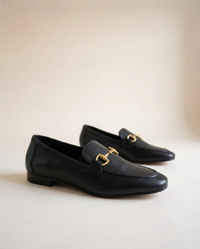 Paire de mocassins en cuir noir à mors doré, vue de trois quarts