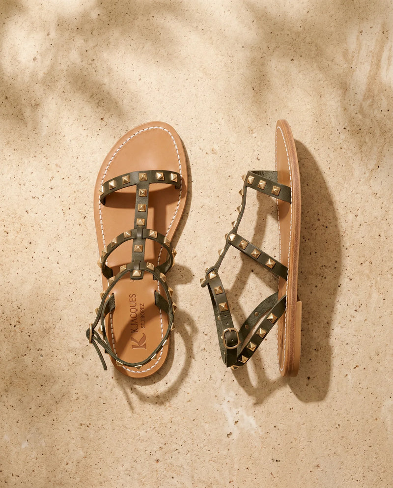 Sandales plates cloutées kaki Arélate Ann Tuil vues de profil