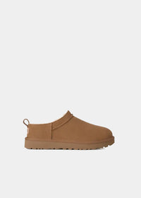 Mules UGG Classic Micro en velours et fourrure camel, vue de profil – chaussons mules fourrés femme | Ann Tuil