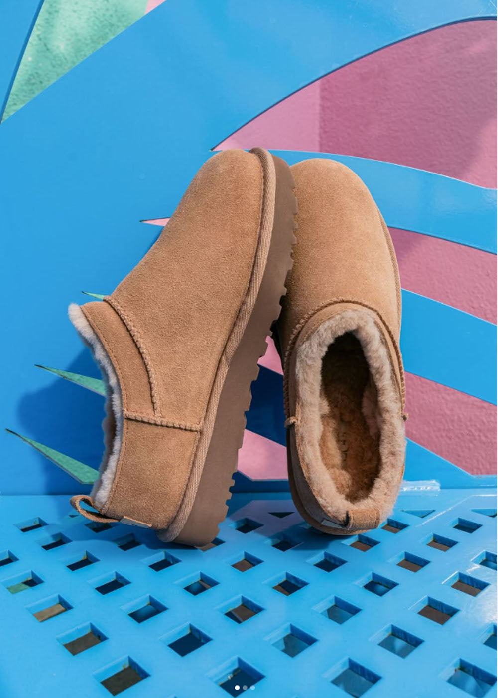 Mules UGG Classic Micro en velours et fourrure camel, vue 2 – chaussons mules fourrés femme | Ann Tuil