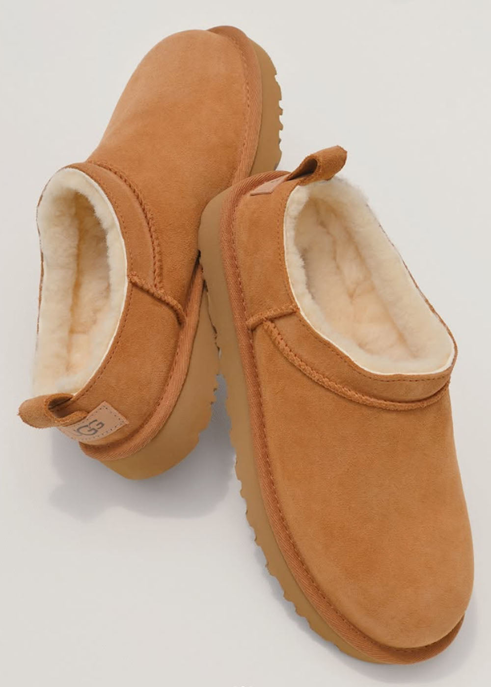 Mules UGG Classic Micro en velours et fourrure camel, vue 3 – chaussons mules fourrés femme | Ann Tuil