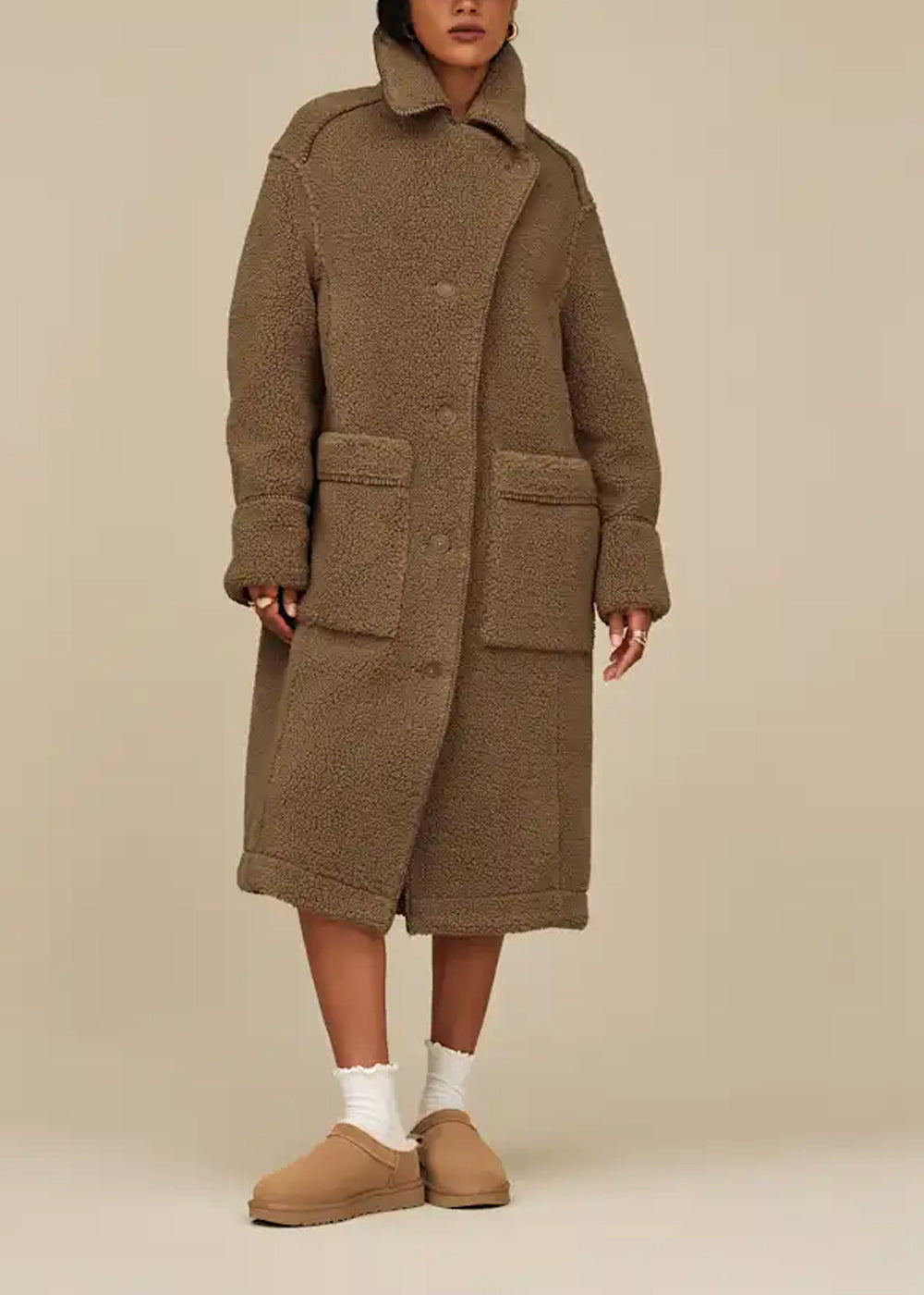 Mules UGG Classic Micro en velours et fourrure camel, vue 4 – chaussons mules fourrés femme | Ann Tuil