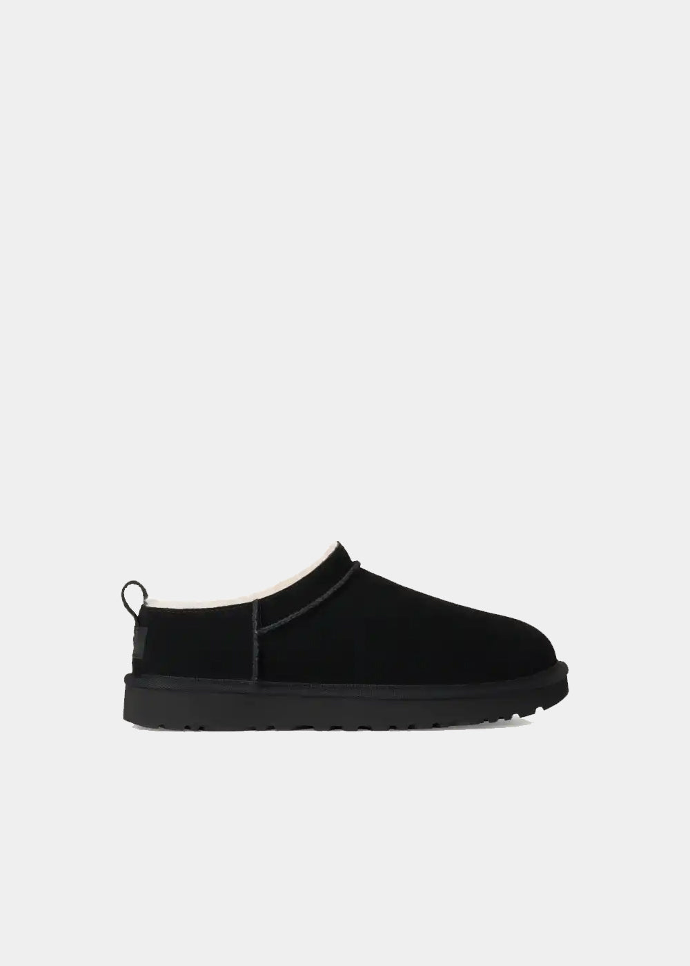 Mules UGG Classic Micro en velours et fourrure noir, vue de profil – chaussons mules fourrés femme | Ann Tuil