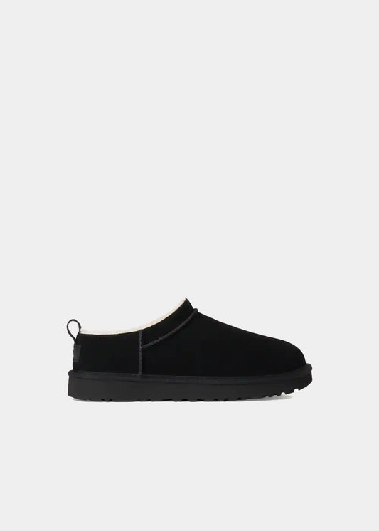 Mules UGG Classic Micro en velours et fourrure noir, vue de profil – chaussons mules fourrés femme | Ann Tuil
