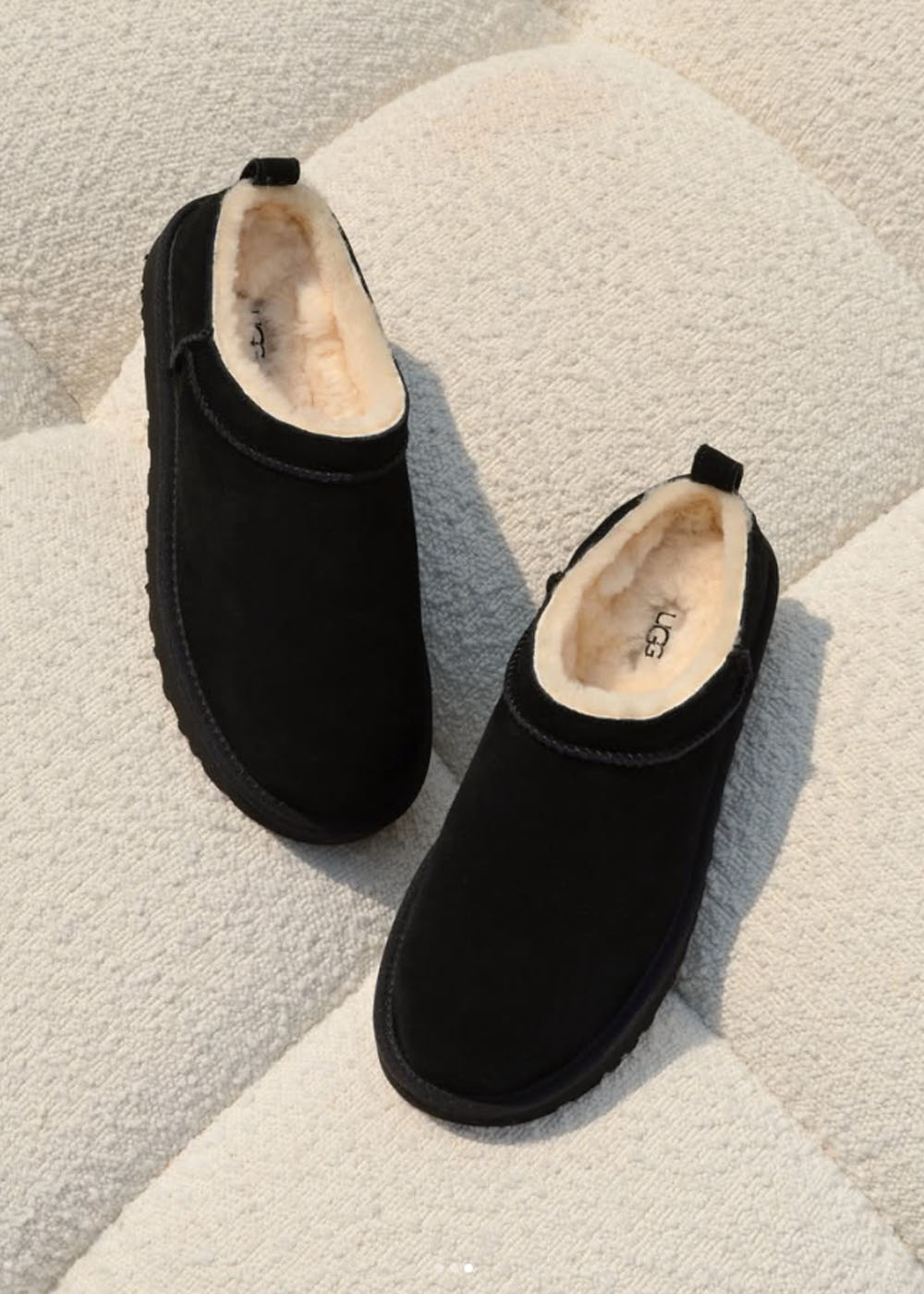 Mules UGG Classic Micro en velours et fourrure noir, vue 2 – chaussons mules fourrés femme | Ann Tuil