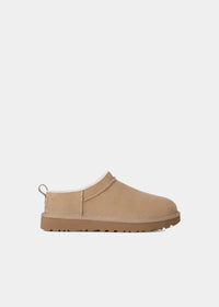 Mules UGG Classic Micro en velours et fourrure beige sand, vue de profil – chaussons mules fourrés femme | Ann Tuil