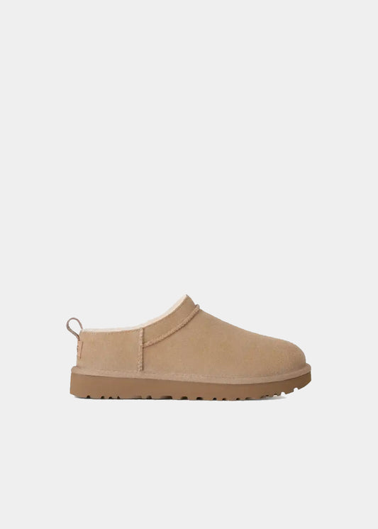 Mules UGG Classic Micro en velours et fourrure beige sand, vue de profil – chaussons mules fourrés femme | Ann Tuil