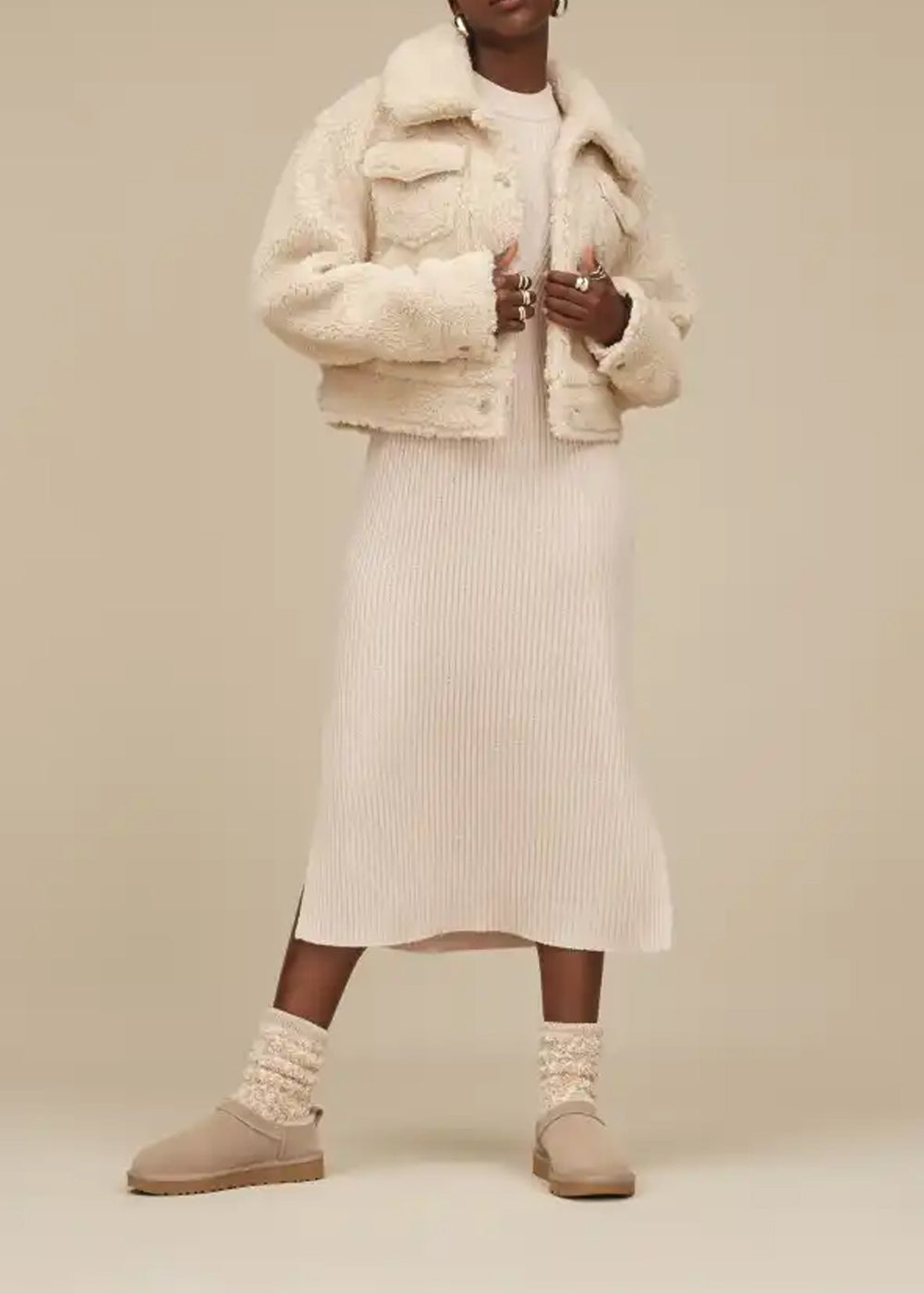 Mules UGG Classic Micro en velours et fourrure beige sand, vue 2 – chaussons mules fourrés femme | Ann Tuil