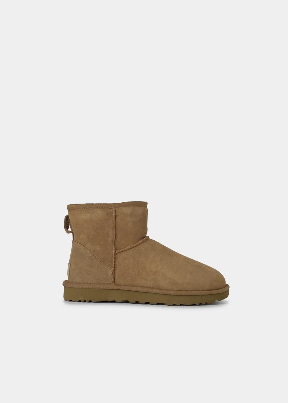 Boots UGG Classic Mini II en velours camel, vue de profil – bottines fourrées femme | Ann Tuil