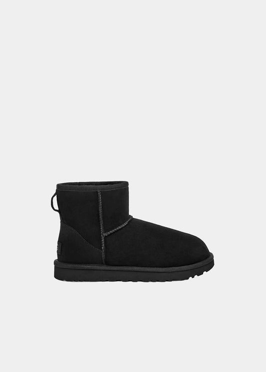 Boots UGG Classic Mini II en velours noir, vue de profil – bottines fourrées femme | Ann Tuil
