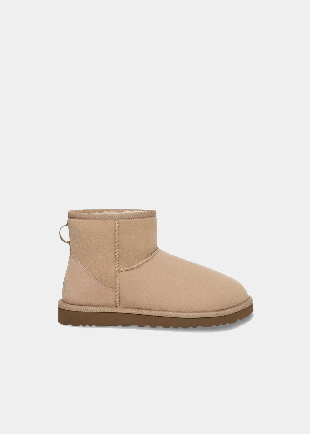 Boots UGG Classic Mini II en velours sable, vue de profil – bottines fourrées femme | Ann Tuil