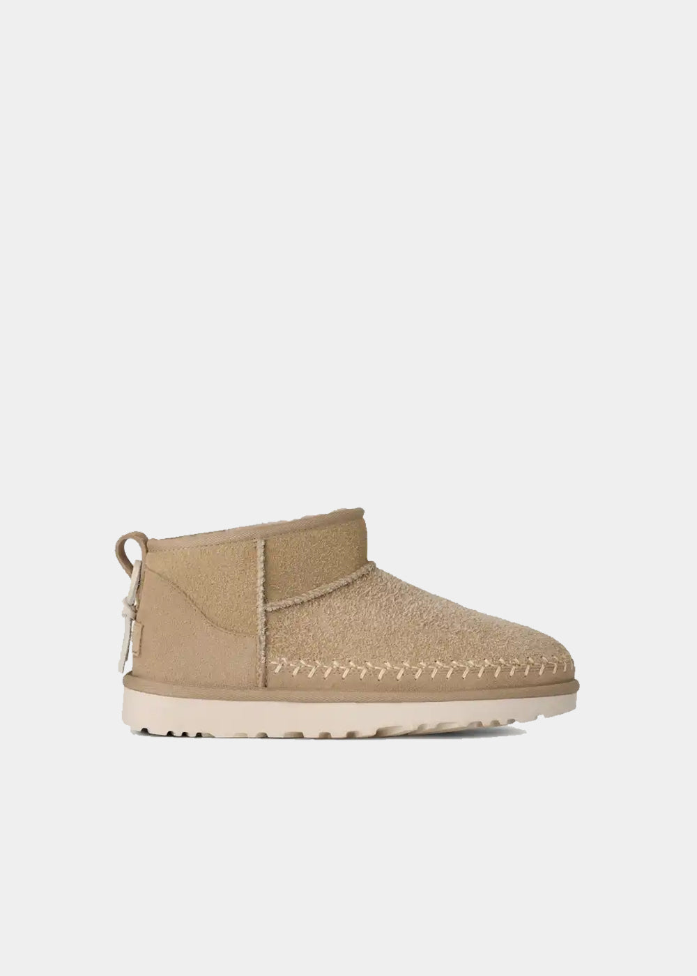 Boots UGG Classic Ultra Mini Biarritz en velours beige mustard seed, vue de profil – bottines fourrées femme | Ann Tuil