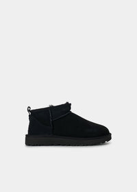 Boots UGG Classic Ultra Mini en velours noir, vue de profil – bottines fourrées femme | Ann Tuil