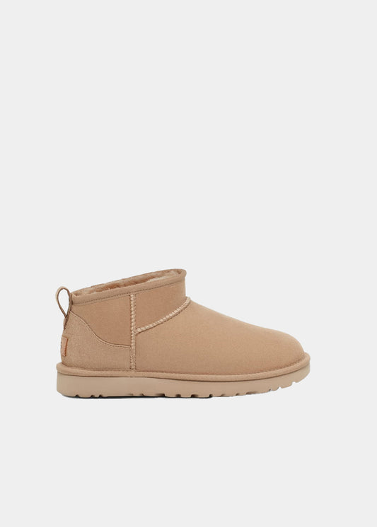 Boots UGG Classic Ultra Mini en velours beige sand, vue de profil – bottines fourrées femme | Ann Tuil
