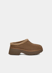 Sabots UGG New Heights Cozy en velours et fourrure taupe, vue de profil – sabots fourrés femme | Ann Tuil