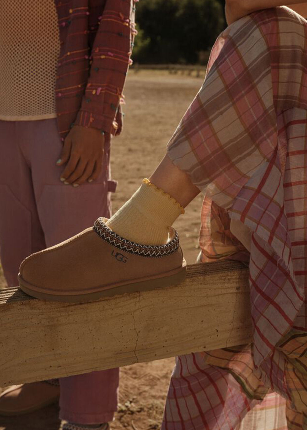 Mules UGG Tasman en velours camel, vue 2 – chaussons mules fourrés femme | Ann Tuil