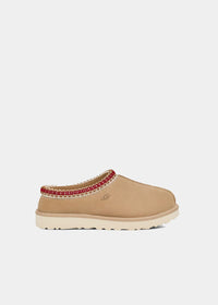 Mules UGG Tasman en velours sable, vue de profil – chaussons mules fourrés femme | Ann Tuil