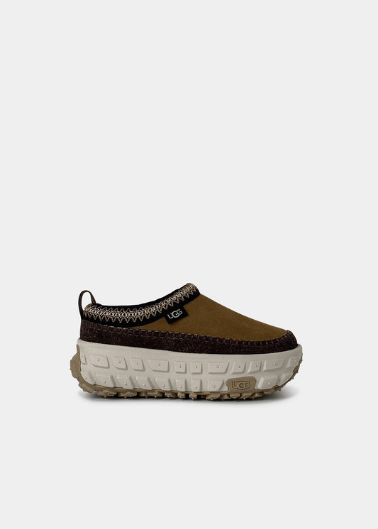 Slippers UGG Venture Daze en velours camel et marron, vue de profil – mules plateforme femme | Ann Tuil